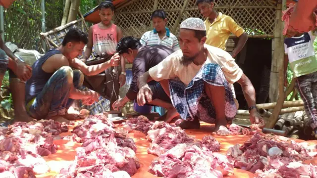 কক্সবাজারের রোহিঙ্গা ক্যাম্পে কোরবানির পশু জবাইয়ের পর মাংস ভাগ-বন্টন চলছে