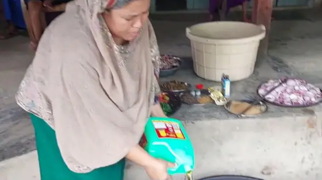 কোয়াকটার ত্রাণ শিবিরে রান্নাবান্নায় সাহায্য করছেন একজন পাঙ্গাল নারী