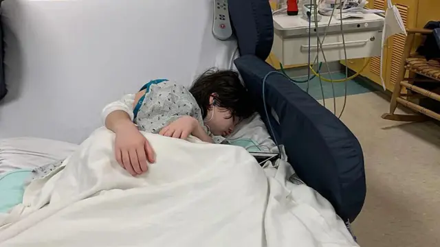Devojčica leži u bolničkom krevetu