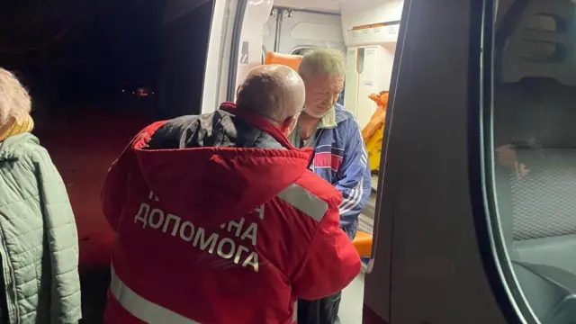 ДСНС надає допомогу людям після російського удару в Запоріжжі