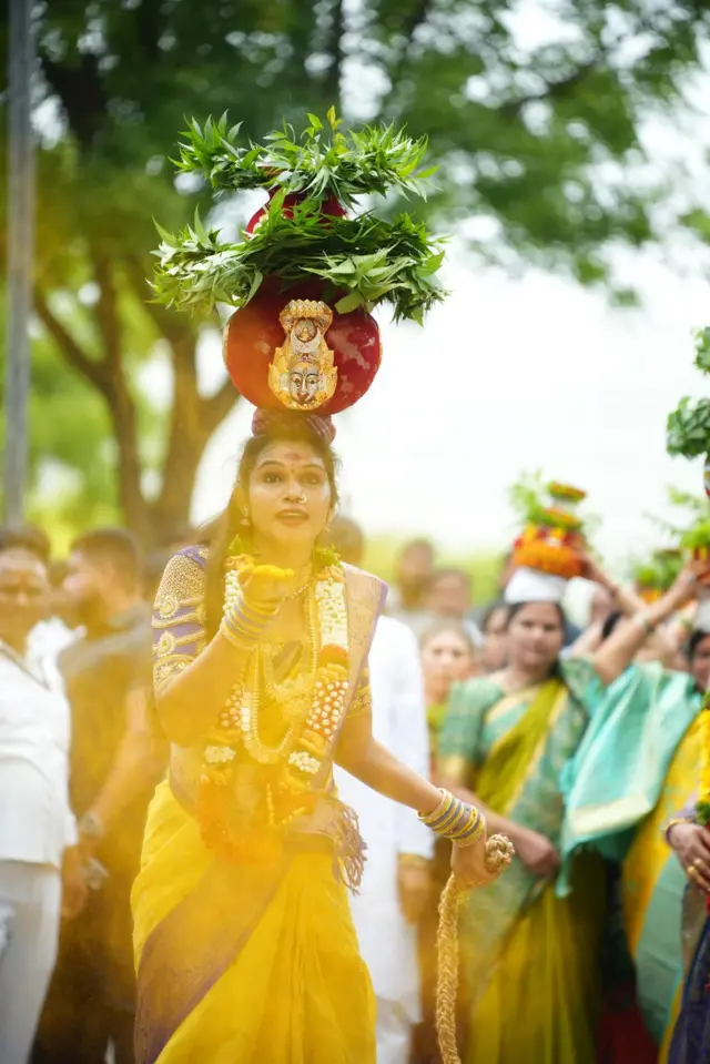 బోనం ఎత్తిన మహిళ