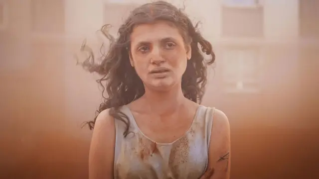 Кадр із фільму "Альфа" - дівчинка у брудній футболці, в червоному пилу