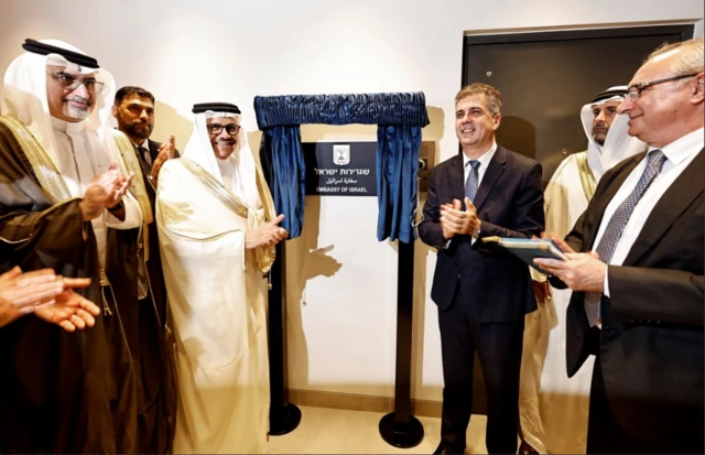 وزير الخارجية الإسرائيلي إيلي كوهين ووزير خارجية البحرين عبد اللطيف بن راشد الزياني يفتتحان رسميًا السفارة الإسرائيلية في المنامة، البحرين، في 4 سبتمبر 2023. رويترز/حمد محمد
