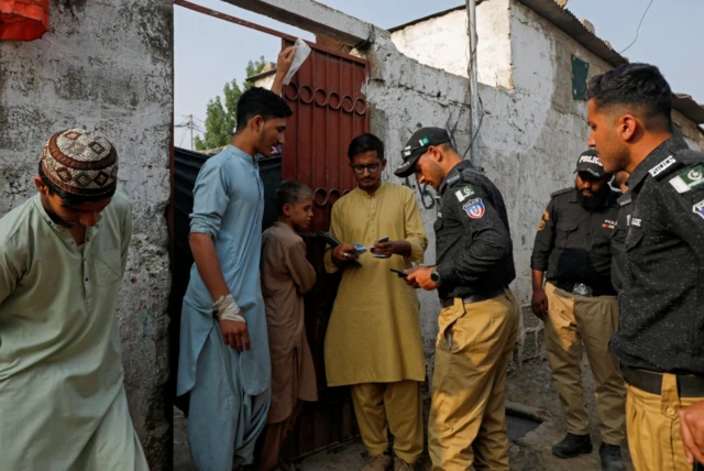 پلیس پاکستان در حال بررسی کارت شهروندان افغان