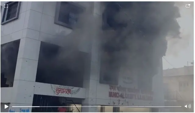 मराठा आंदोलनाला हिंसक वळण…माजलगाव नगर परिषदेची इमारत पेटवण्यात आली आहे.