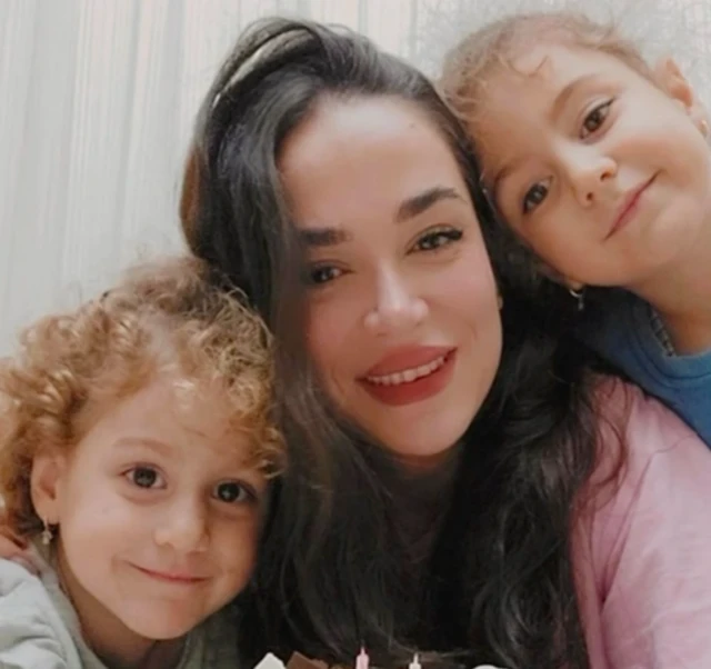 عکسی از نزدیک از نازنین با دخترانش دلسا و دنیز 