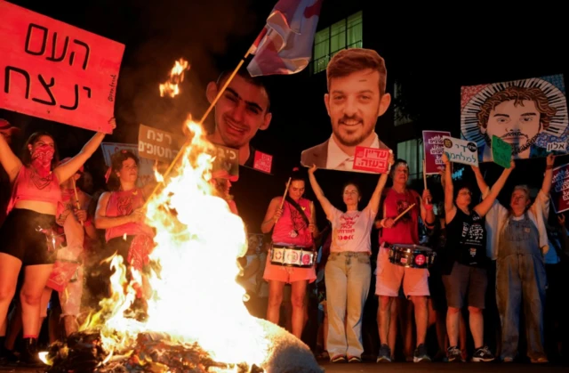 Manifestación en la noche del jueves en Israel para pedir la liberación de los rehenes israelíes secuestrados en Gaza.