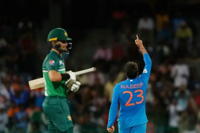 කුල්දිප් යාදෙව් විසින් ලකුණු 25 කට කඩුලු 5ක් දවා ගනු ලැබුවේය.