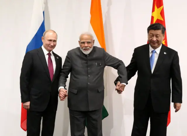 রাশিয়ার প্রেসিডেন্ট ভ্লাদিমির পুতিন (বাঁয়ে), ভারতের প্রধানমন্ত্রী নরেন্দ্র মোদী (মাঝে) ও চীনের প্রেসিডেন্ট শি জিনপিং (ডানে) - ফাইল ছবি