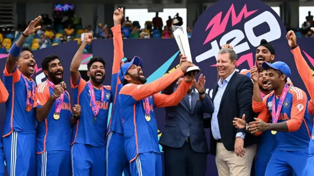 ट्वेन्टी20 वर्ल्ड कप विजय साजरा करताना रोहित शर्मा आणि टीम