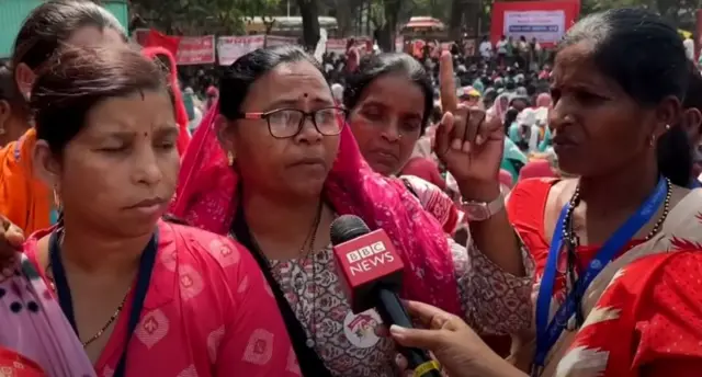 आझाद मैदानात जमलेल्या आंदोलक महिला