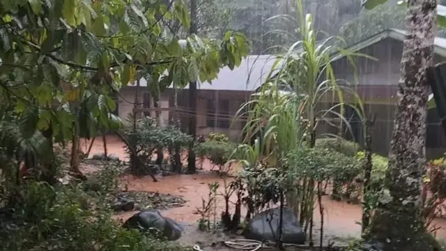 Air hujan mulai menggenangi perumahan warga di Lorong 4 Hutanabolon. Tangkapan layar ini diambil dari video yang direkam dari Gereja BNKP.