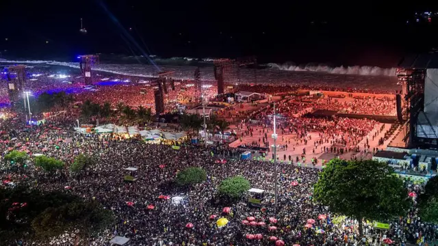 Посетители концерта на пляже Копакабана