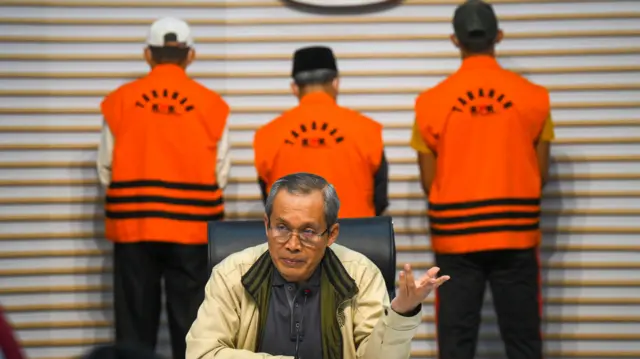 Wakil Ketua KPK Alexander Marwata memberikan pemaparan dalam konferensi pers terkait penetapan dan penahanan tersangka Gubernur Bengkulu Rohidin Mersyah yang terjerat operasi tangkap tangan (OTT) KPK di Gedung Merah Putih, KPK, Jakarta, Minggu (24/11/2024)