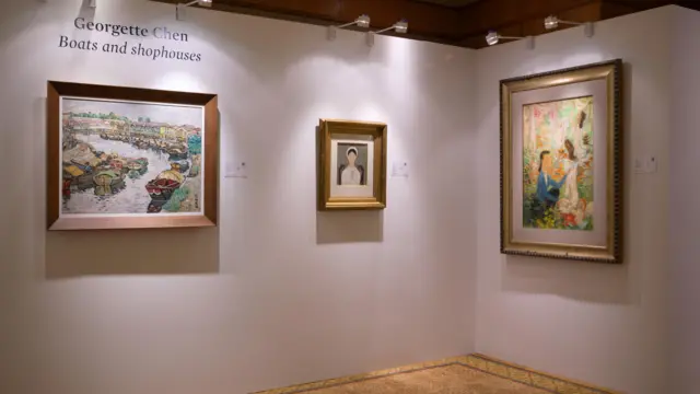 Đấu giá ở Sotheby's ở Singapore: ở giữa là “Vietnamese Lady”, bên phải là một tác phẩm khác của Lê Phổ