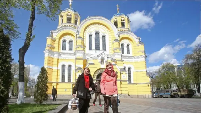 Две женщины на фоне Владимирского собора