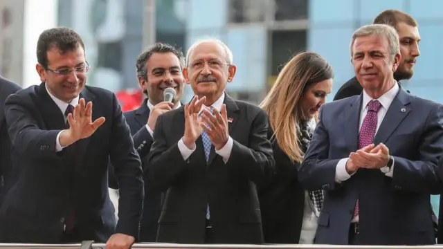 Kılıçdaroğlu, 31 Mart 2019 seçimlerinden günler sonra Ekrem İmamoğlu ve Mansur Yavaş ile destekçilerini selamlıyor. 