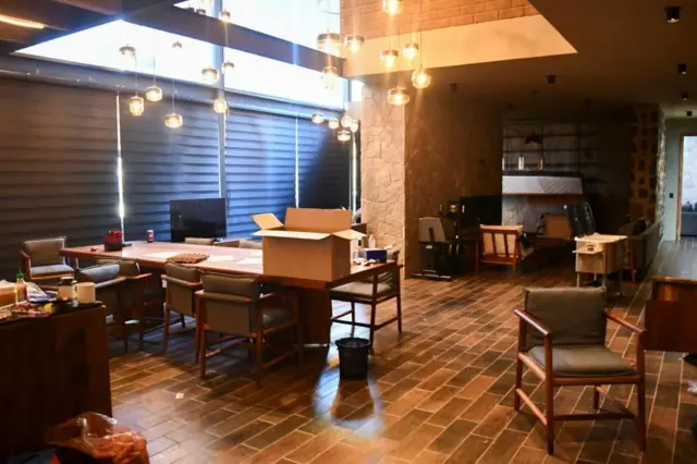 Una vista de la estancia de la cabaña