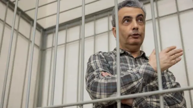 Лев Шлосберг за решеткой во время заседания суда