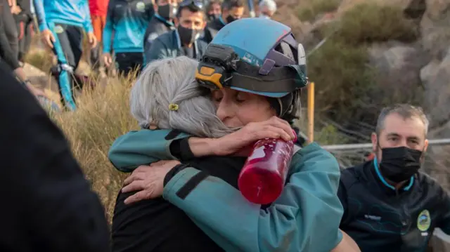 Atlet ekstrem Beatriz Flamini memeluk timnya setelah keluar dari gua