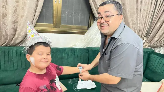 عدنان و پسرش محمد در خانه خود قبل از جنگ