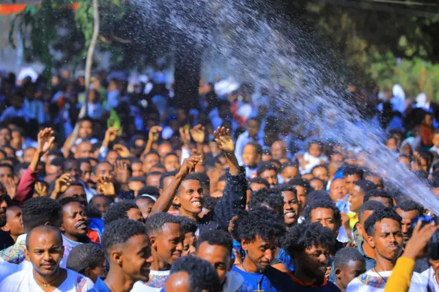 የጥምቀት በዓል በተለያዩ አካባቢዎች በድምቀት ተከበረ - BBC News አማርኛ