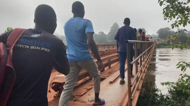 Pessoas atravessando a pontepixbet bônus de boas vindasBambari, RCA