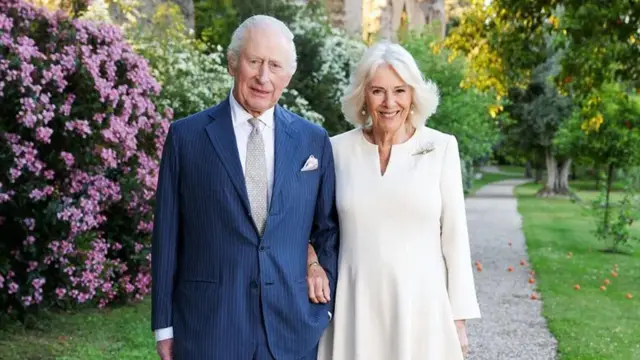 Kralj Čarls Treći i kraljica Kamila u bašti Vile Volkonski, rezidencije britanskog ambasadora u Rimu