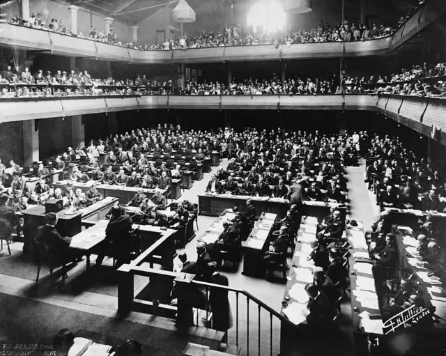 ایدههای مدرن حکمرانی در ابتدای قرن بیستم به تشکیل یک سازمان بینالمللی به نام «جامعه ملل» انجامید که در تلاش بود به اجرای قوانین بینالمللی از جمله «قانون جنگ» کمک کند