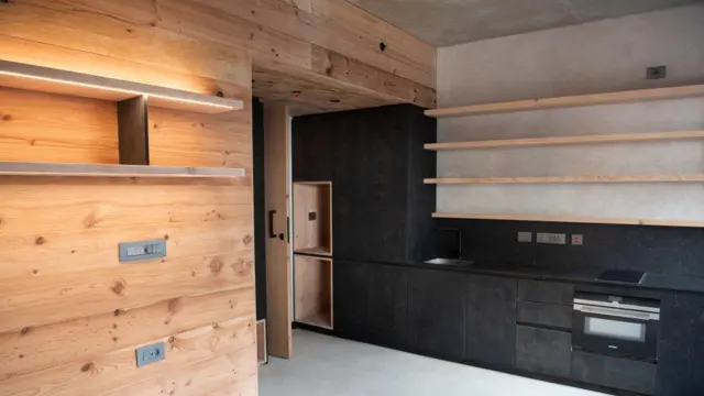 Bentuk interior sebuah apartemen yang hampir selesai yang menggunakan balok rami di Hotel Hemp, Cape Town, Afrika Selatan.