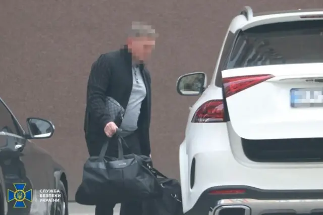 Человек с замазанным лицом