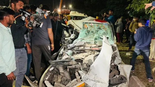 కార్లలో ఇరుక్కుపోయిన వారిని స్థానికుల సాయంతో అధికారులు వెలికి తీశారు