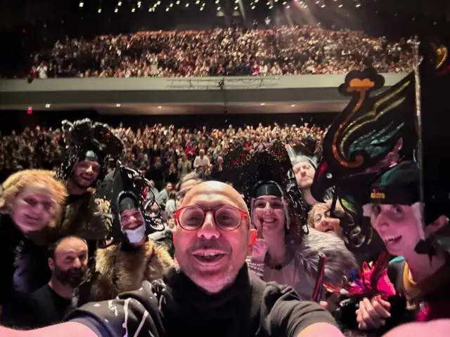 آقای رحمانیان علت ادامه‌ راه این نمایش را عشق مخاطبان به هنر و فرهنگ ایرانی می‌داند