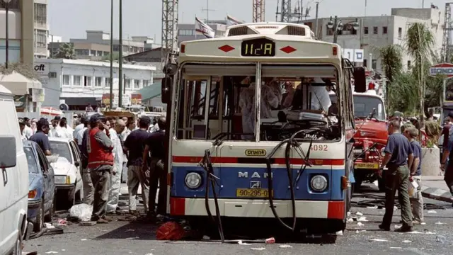 Сүрөт 1995-жылы Тель-Авивде жанкечти автобуста өзүн жардырган, анда алты киши каза болуп, 50дөн ашууну жарадар болгон.