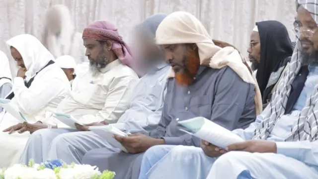 Sawir Alshabaab oo ay ka muuqdaan oday dhaqameedyo