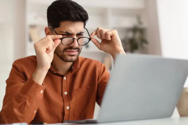 Hombre aterrado de lo que ve en la pantalla de su computador