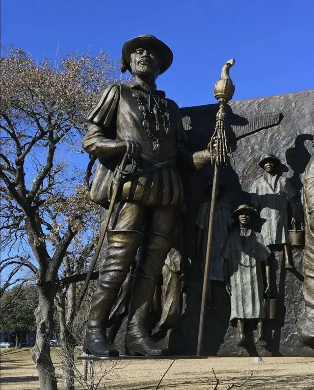 Une statue d'Estevanico, le commémorant comme le premier Afro-Américain du Texas actuel, se dresse devant le Capitole de l'État à Austin 