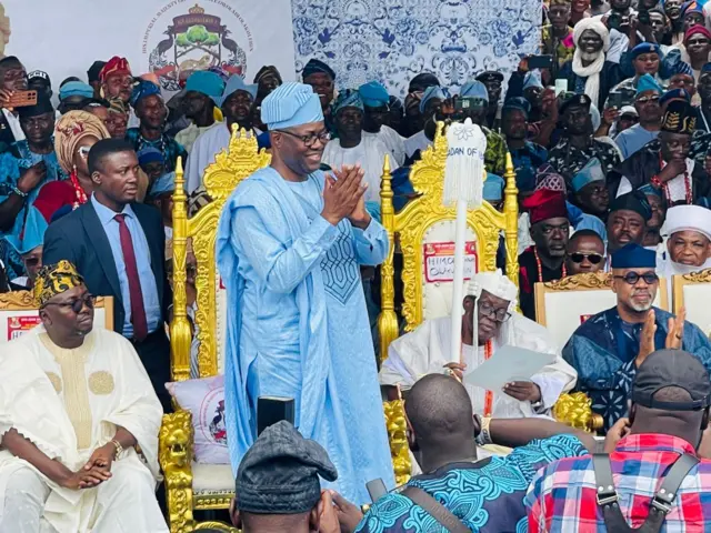 Ọba Olukuleyin n ka ọrọ akọsọ rẹ lẹyin to gba ọpa aṣẹ