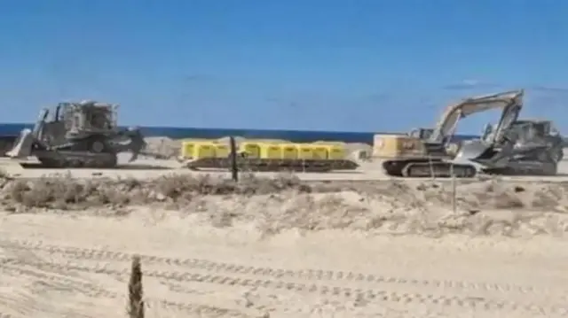 ارتش اسرائیل خط عقب‌نشینی را با بلوک‌های زرد علامتگذاری می‌کند