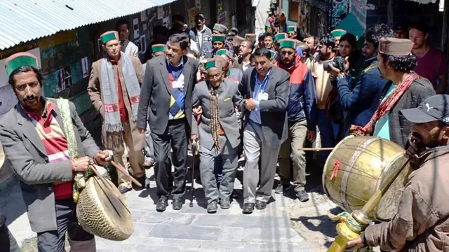 শ্যামশরণ নেগিকে ভোটগ্রহণ কেন্দ্রে নিয়ে যাওয়া হচ্ছে। ২০১৯
