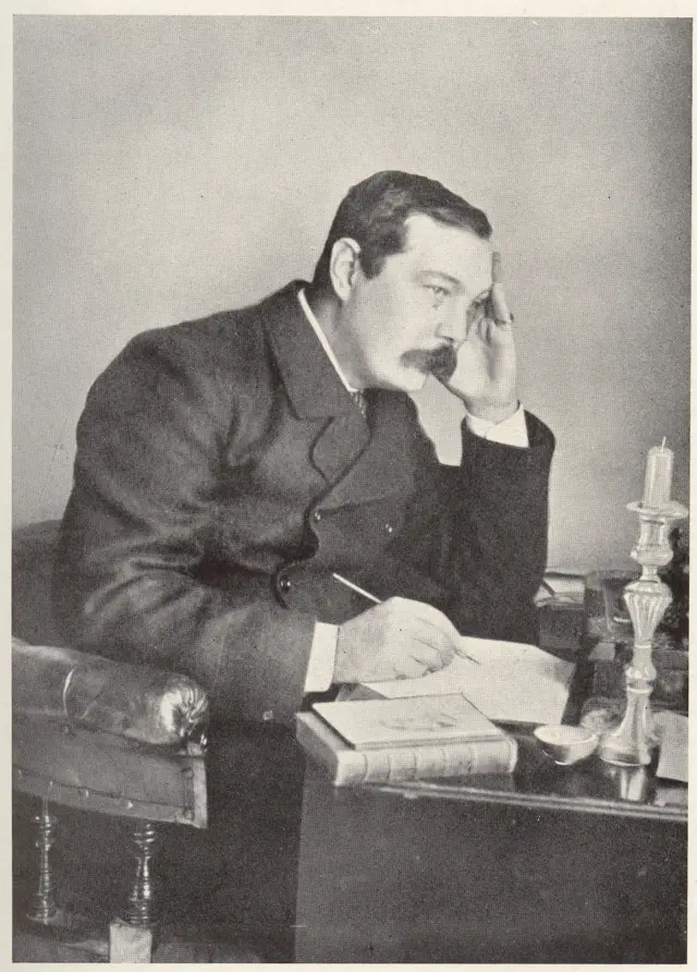 Arthur Doyle escrevendo em um livro