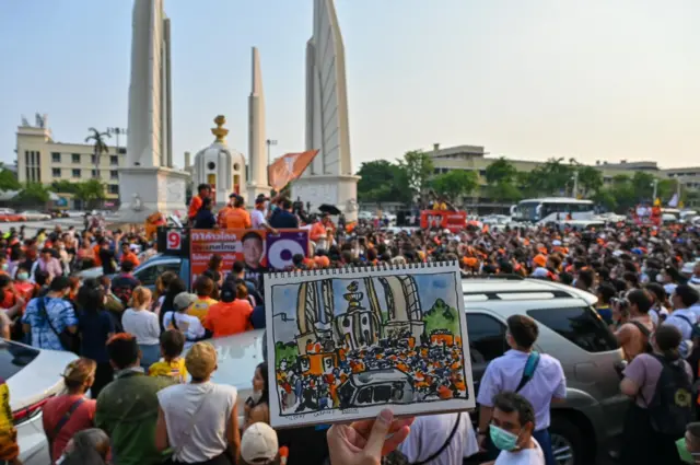 บรรยากาศการขึ้นรถแห่ขอบคุณประชาชนหลังประกาศความพร้อมจัดตั้งรัฐบาล