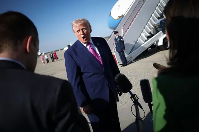 အမေရိကန်နိုင်ငံ၊ ဗာဂျီးနီးယားမြို့ မသွားမီ သတင်းထောက်တွေ နဲ့ တွေ့ဆုံနေတဲ့ အမေရိကန်သမ္မတ ဒေါ်နယ်ထရမ့်