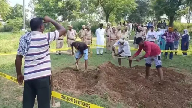 ਮ੍ਰਿਤਕ ਦੀ ਲਾਸ਼ ਕੱਢਦੇ ਹੋਏ 