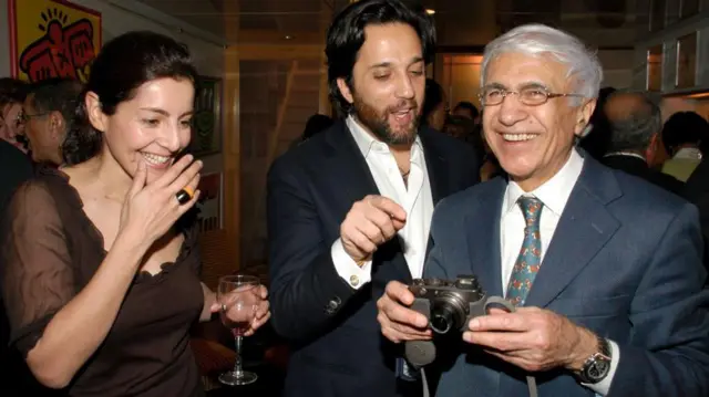 کامبیز آتابای در یک نمایشگاه عکس در گالری لیلا تقینیا میلانی هلر در نیویورک در سال ۱۳۸۸