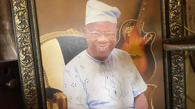 Maazị Emmanuel kwuru na ugboro ugboro ka ndị mmadụ na-ebugharị akụkọ ụgha na nna ya anwụọla mana ọ bụ ugbua ka ọ nwụrụ n'eziokwu.