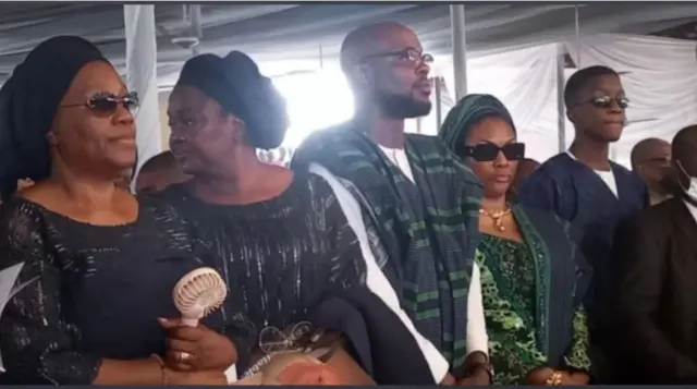 Awọn ẹbi oloogbe Adebayo Alao-Akala re e nibi isinku rẹ lọdun 2022