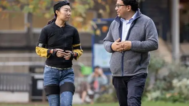 Prof Aldo Faisal (kulia) anatengeneza vitambuzi vinavyoweza kufuatilia mwendo na katika hali za kila siku nje ya kliniki.