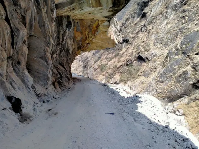 बाटो बनाउन पहरामा विस्फोटक पदार्थ प्रयोग गरेर चट्टान फुटाइन्छ