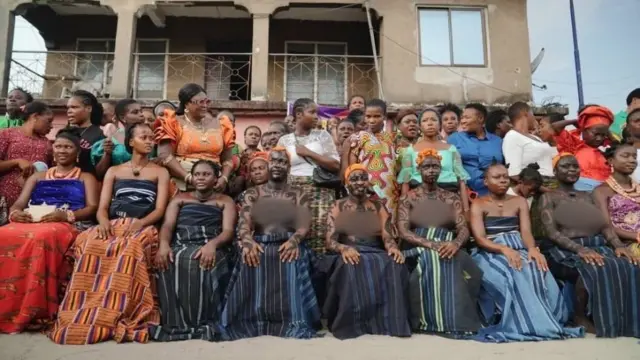 
Young ladies wey do di Iria ceremony for Ogu kingdom dey show dia ticket wey show say dem don successfully complete di Iria
